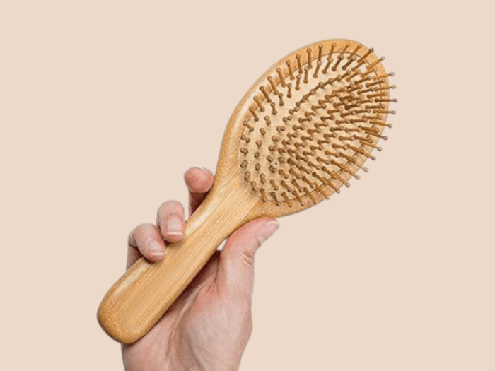 ⁦فرشاة شعر خشبية بيضاوية للعناية بالشعر⁩ - الصورة ⁦2⁩
