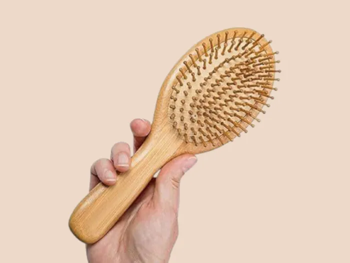 ⁦فرشاة شعر خشبية بيضاوية للعناية بالشعر⁩ - الصورة ⁦2⁩