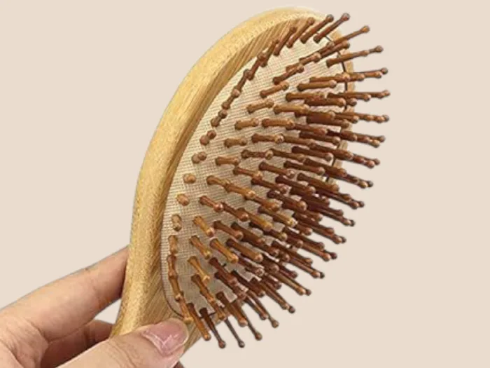 ⁦فرشاة شعر خشبية بيضاوية للعناية بالشعر⁩ - الصورة ⁦3⁩
